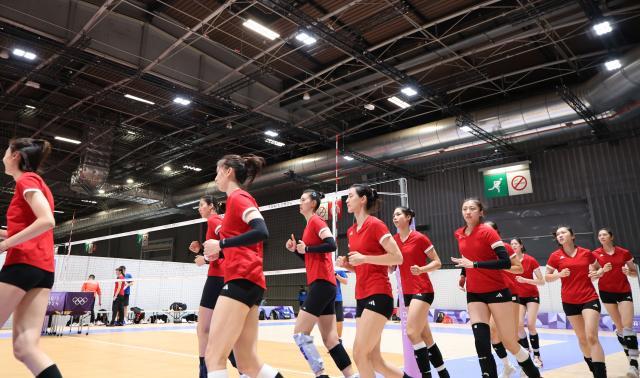 1722221310443013656.jpg 巴黎奥运会+_+排球——中国女排进行赛前训练XxjpseC007006_20240726_MVPFN0A001.jpg